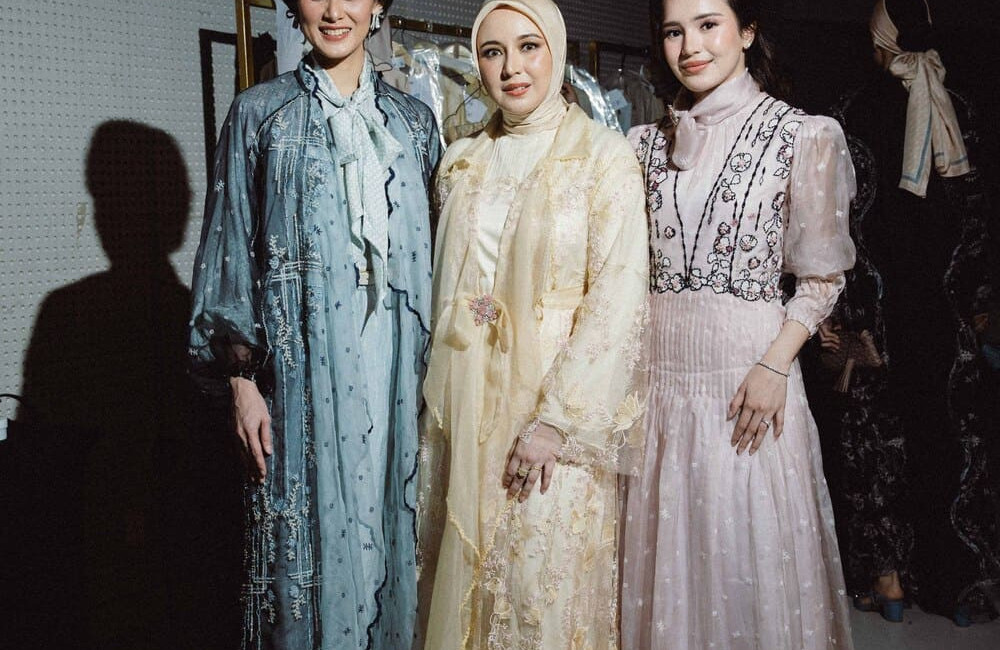 Gandeng Beby Tsabina dan Renata Kusmanto, Khanaan Hadirkan Koleksi Raya 2026