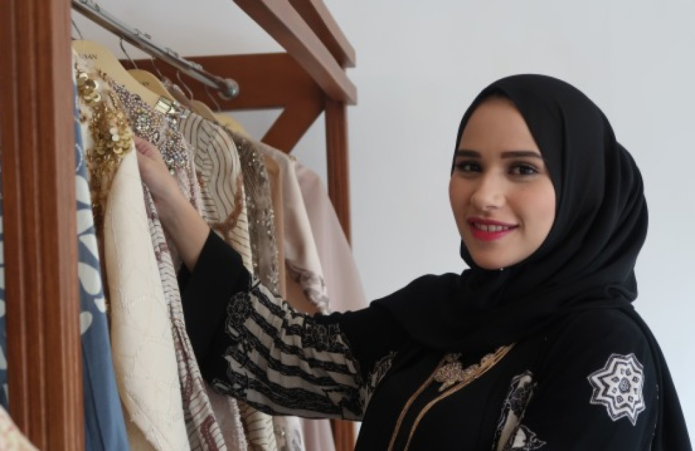 Inspiring Hijaber: Khanaan Shamlan Sulap Batik Jadi Modest Wear Cantik